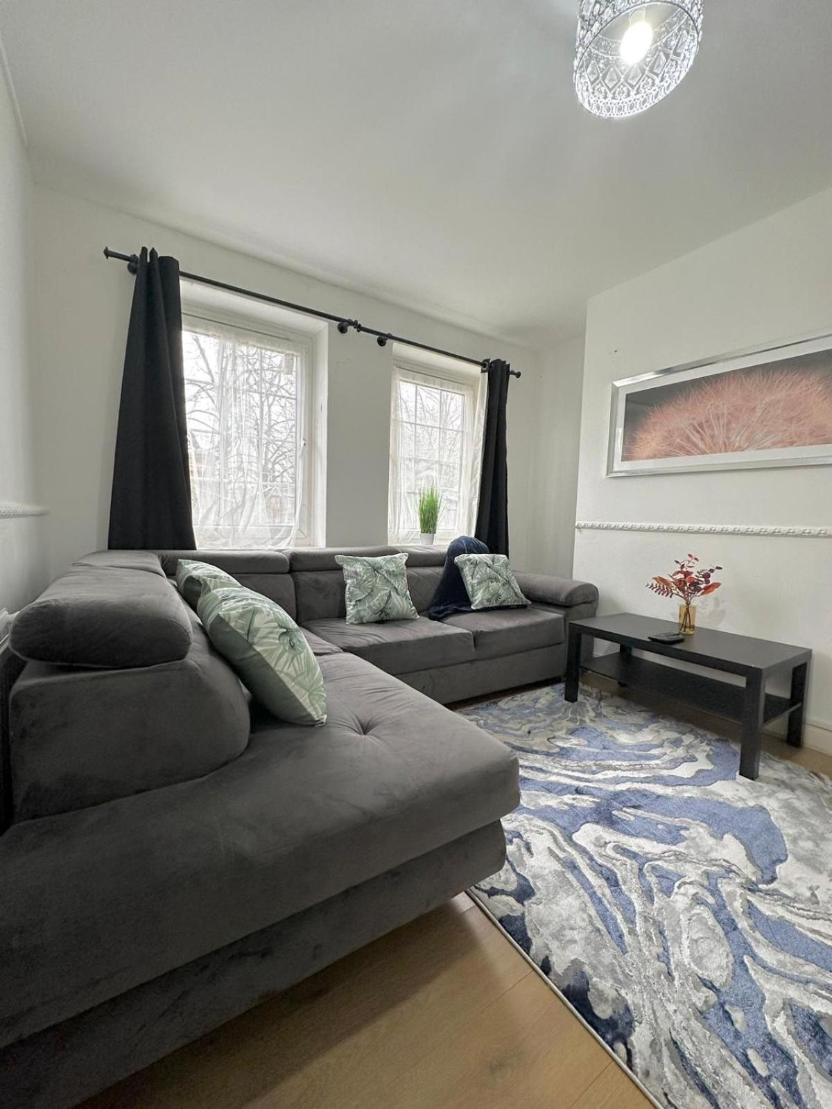2 Bedroom Flat, 2 Minutes Walk To Bethnalgreen Station, Central Лондон Екстериор снимка