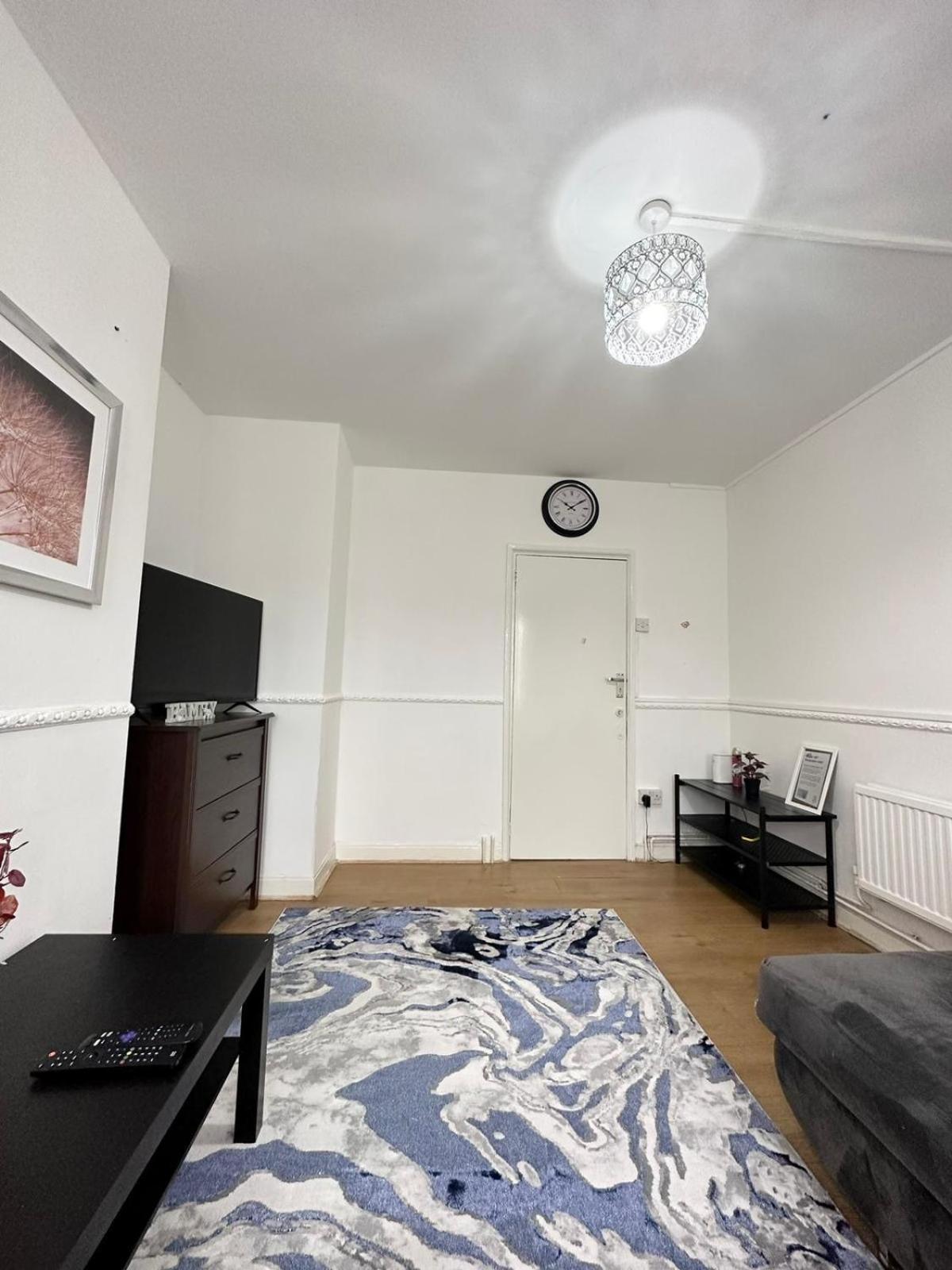 2 Bedroom Flat, 2 Minutes Walk To Bethnalgreen Station, Central Лондон Екстериор снимка