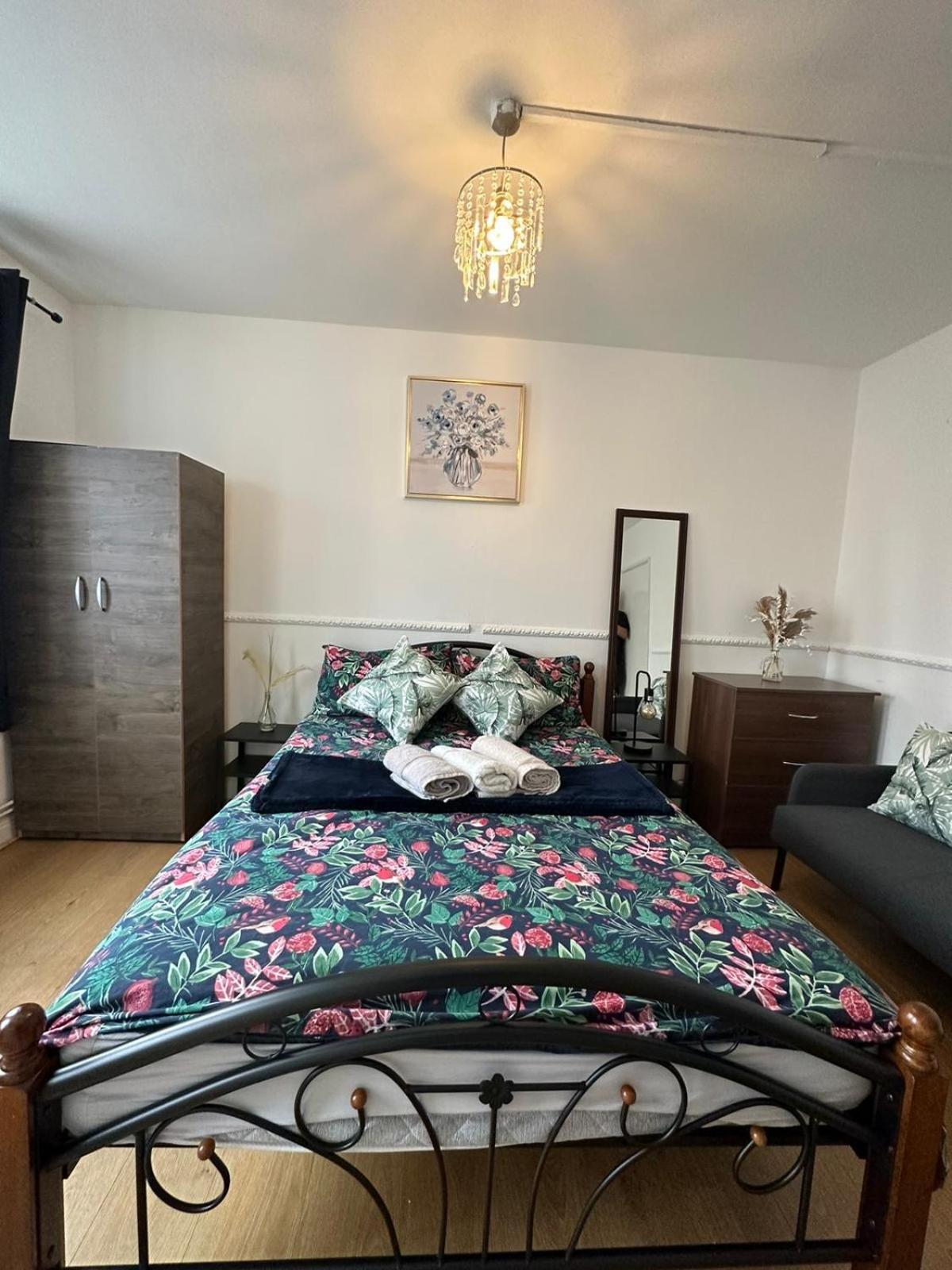 2 Bedroom Flat, 2 Minutes Walk To Bethnalgreen Station, Central Лондон Екстериор снимка