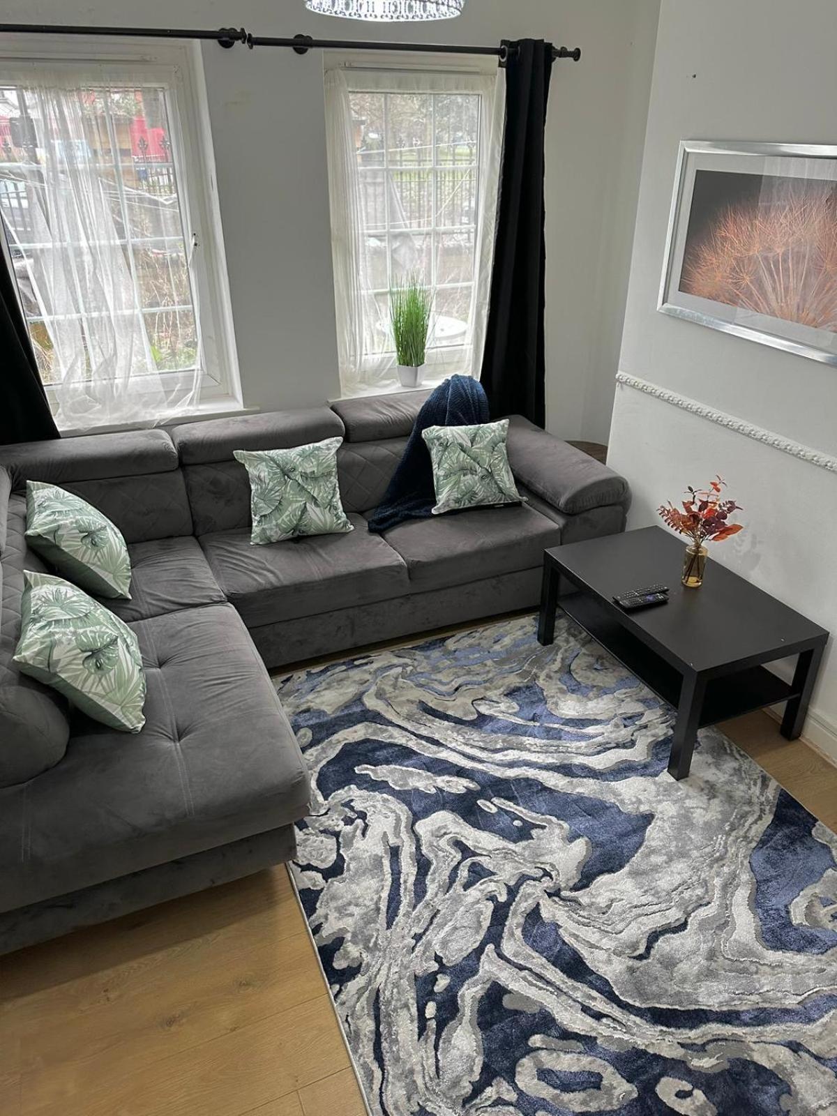 2 Bedroom Flat, 2 Minutes Walk To Bethnalgreen Station, Central Лондон Екстериор снимка