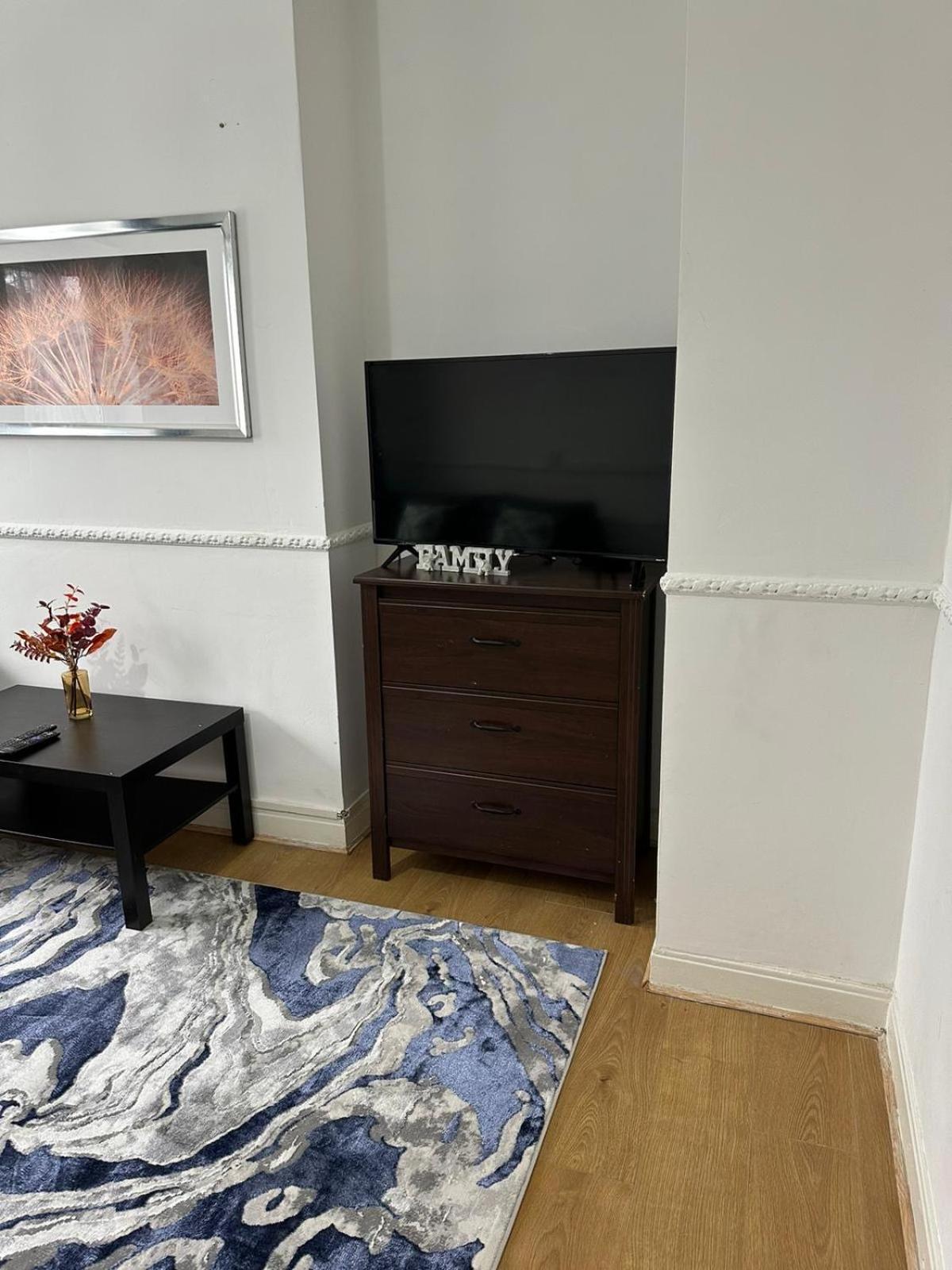 2 Bedroom Flat, 2 Minutes Walk To Bethnalgreen Station, Central Лондон Екстериор снимка