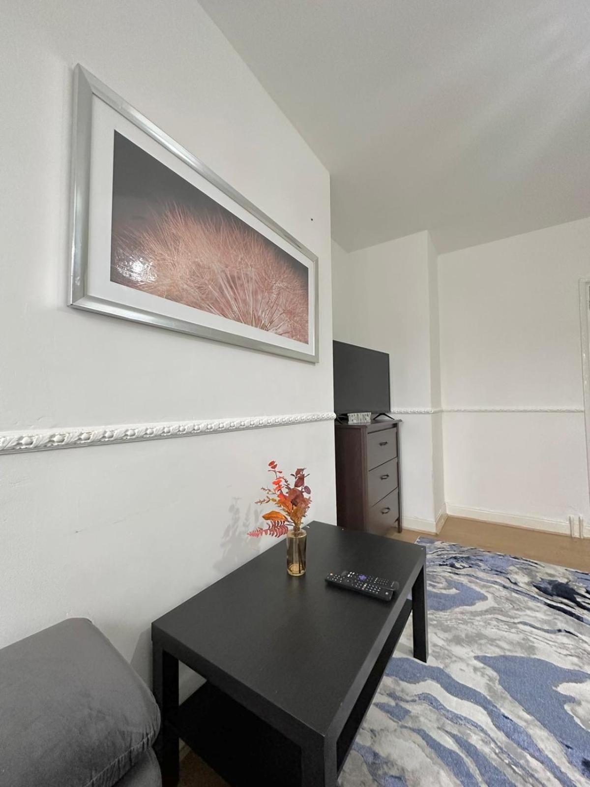2 Bedroom Flat, 2 Minutes Walk To Bethnalgreen Station, Central Лондон Екстериор снимка