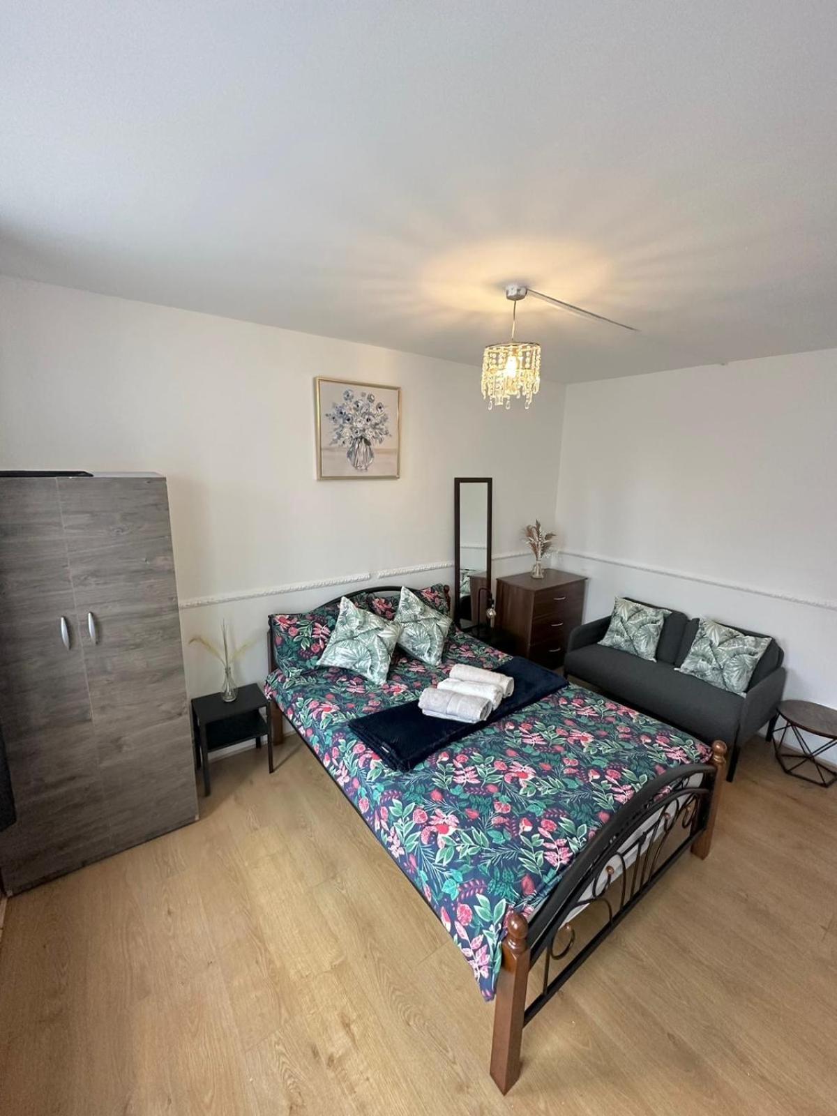 2 Bedroom Flat, 2 Minutes Walk To Bethnalgreen Station, Central Лондон Екстериор снимка