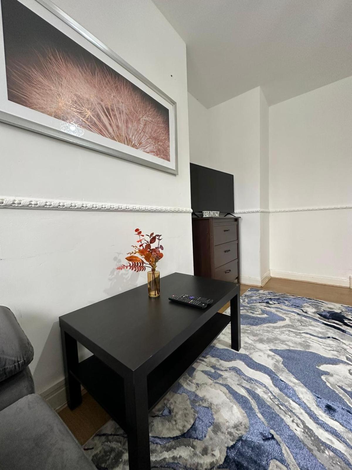 2 Bedroom Flat, 2 Minutes Walk To Bethnalgreen Station, Central Лондон Екстериор снимка