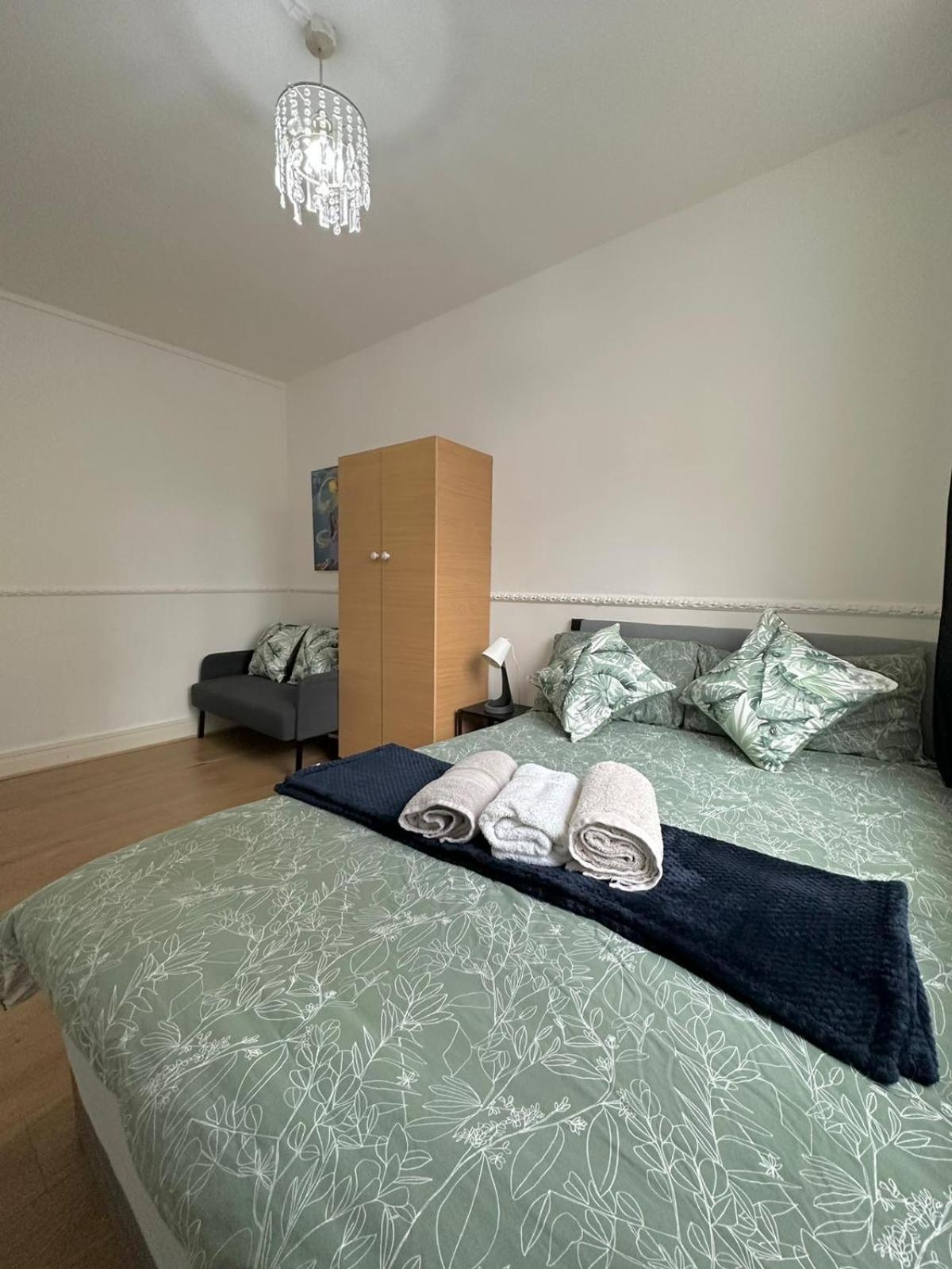 2 Bedroom Flat, 2 Minutes Walk To Bethnalgreen Station, Central Лондон Екстериор снимка