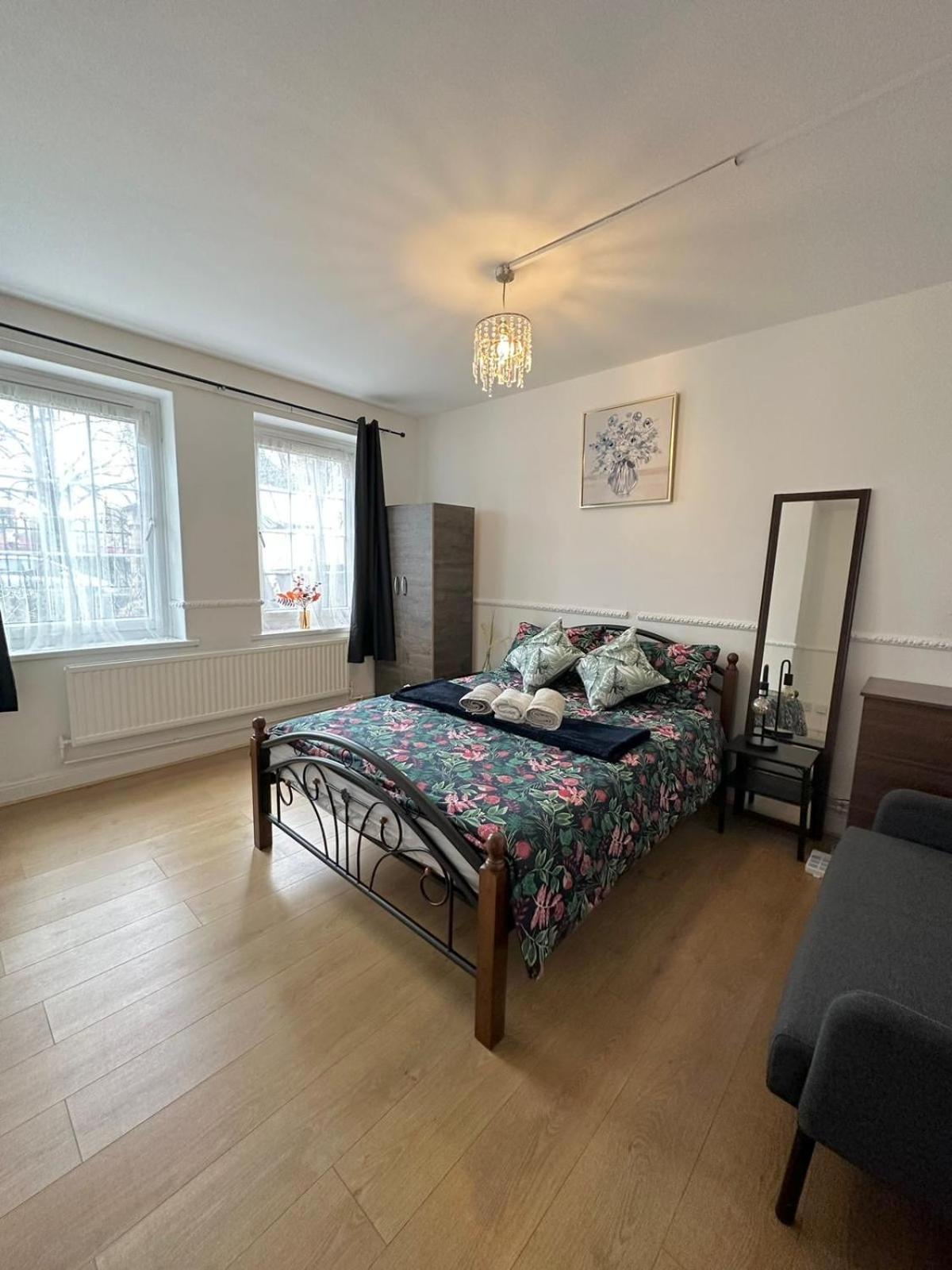 2 Bedroom Flat, 2 Minutes Walk To Bethnalgreen Station, Central Лондон Екстериор снимка