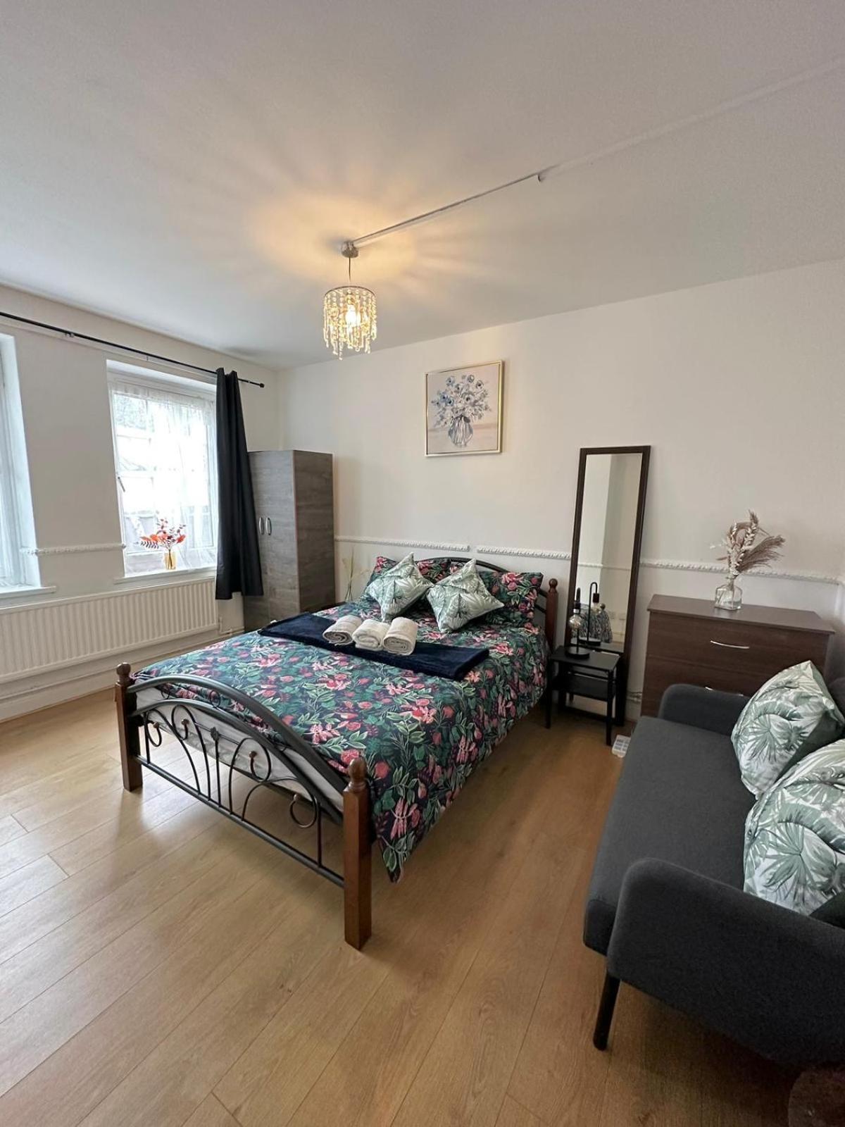 2 Bedroom Flat, 2 Minutes Walk To Bethnalgreen Station, Central Лондон Екстериор снимка