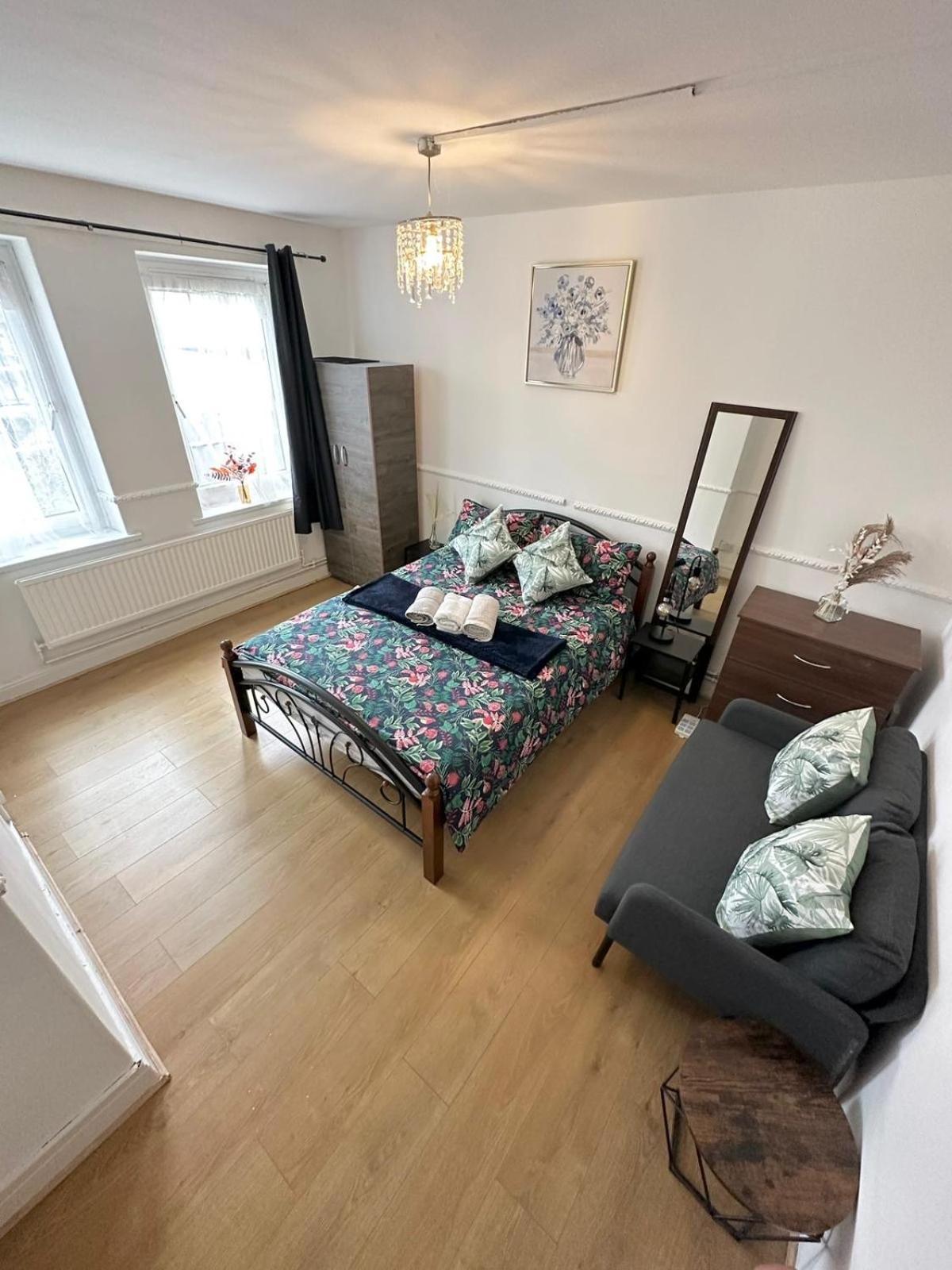 2 Bedroom Flat, 2 Minutes Walk To Bethnalgreen Station, Central Лондон Екстериор снимка