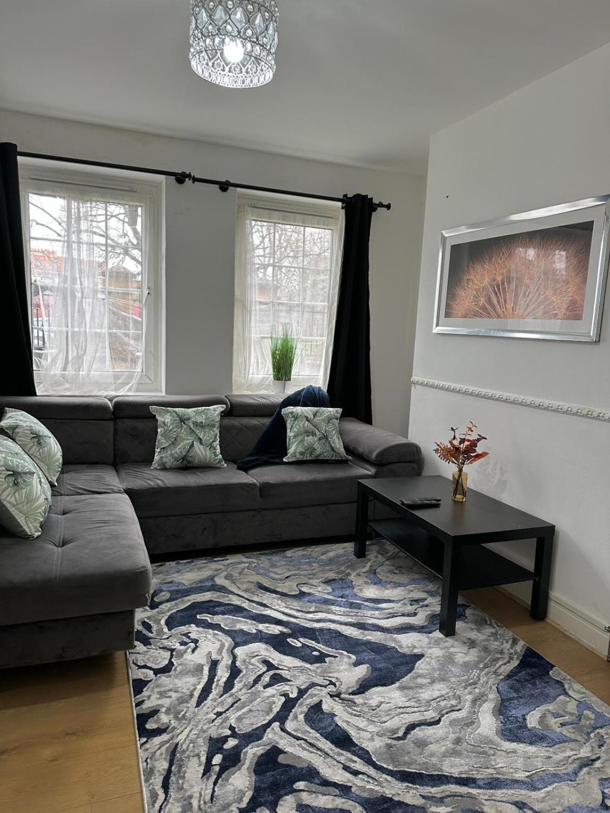 2 Bedroom Flat, 2 Minutes Walk To Bethnalgreen Station, Central Лондон Екстериор снимка