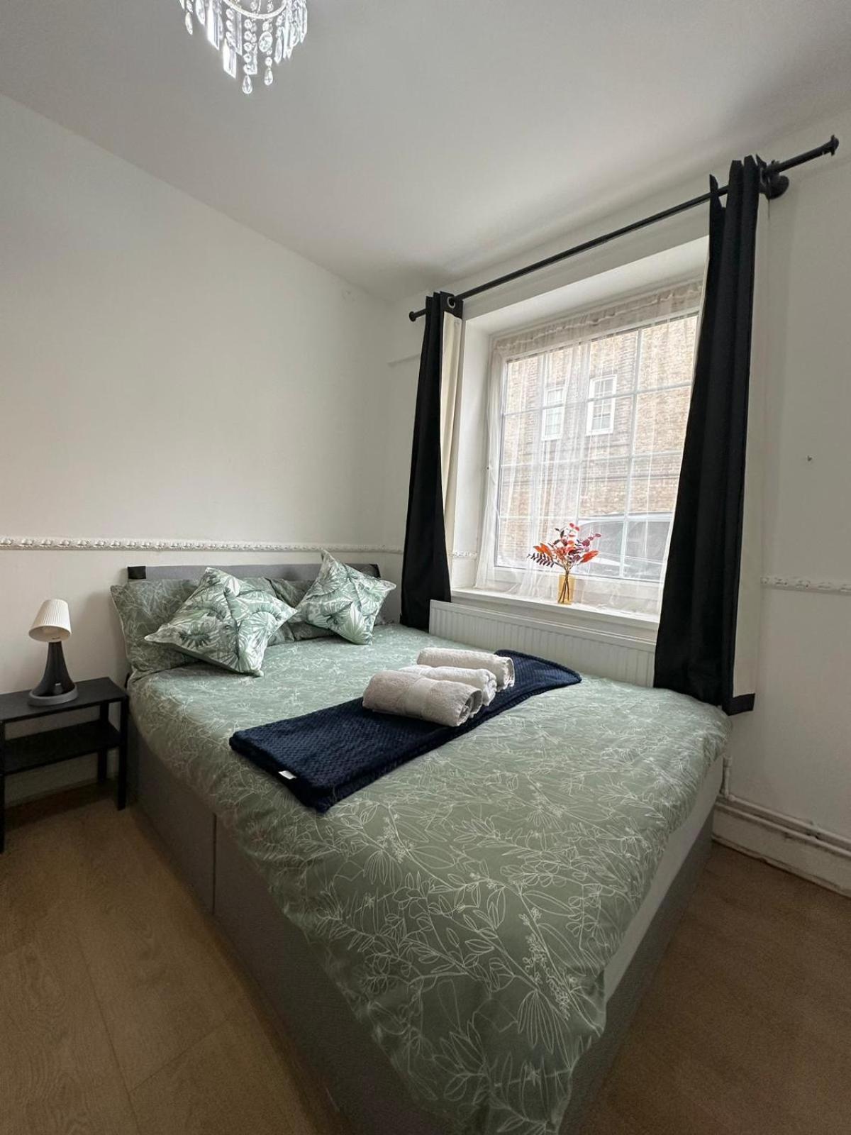 2 Bedroom Flat, 2 Minutes Walk To Bethnalgreen Station, Central Лондон Екстериор снимка