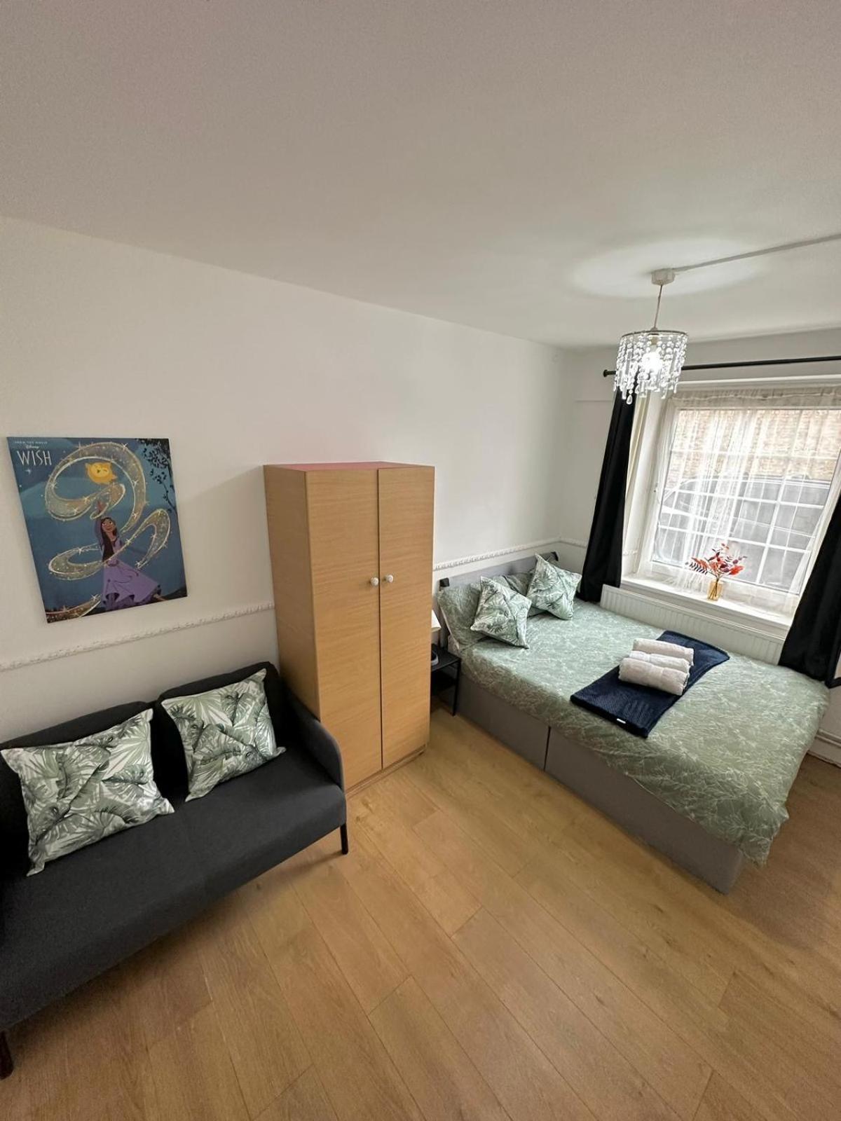 2 Bedroom Flat, 2 Minutes Walk To Bethnalgreen Station, Central Лондон Екстериор снимка