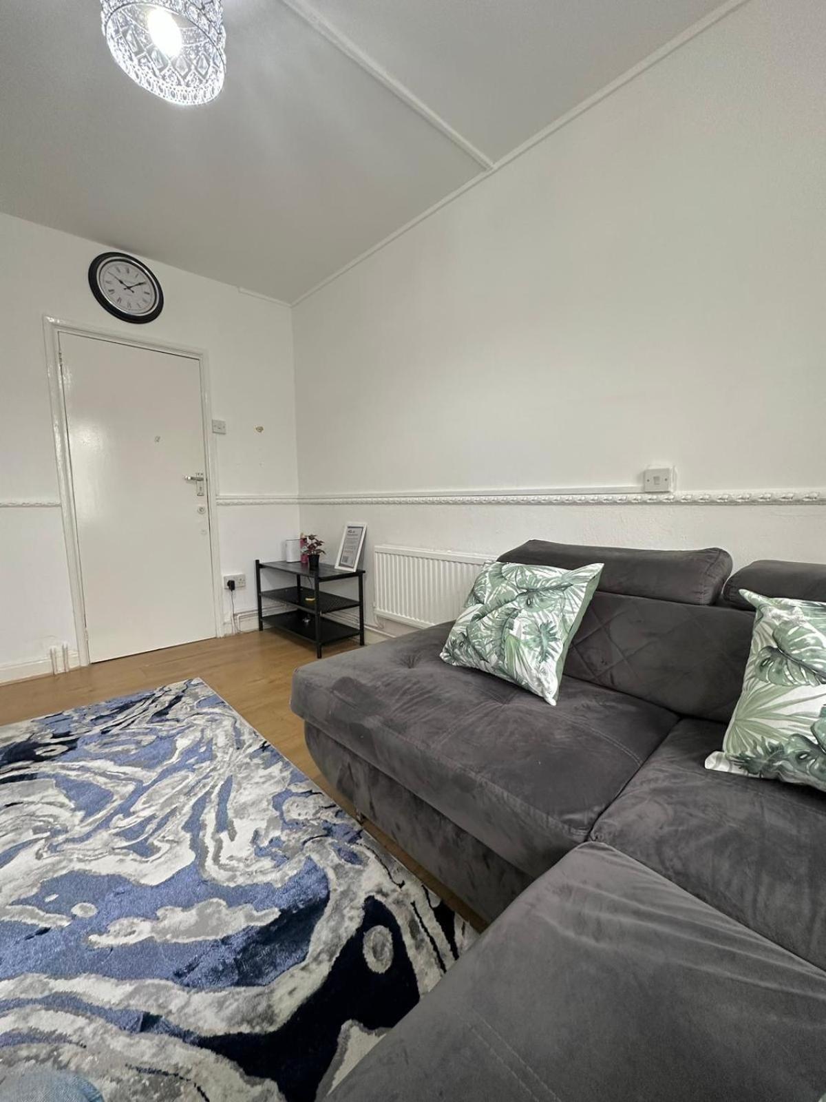 2 Bedroom Flat, 2 Minutes Walk To Bethnalgreen Station, Central Лондон Екстериор снимка