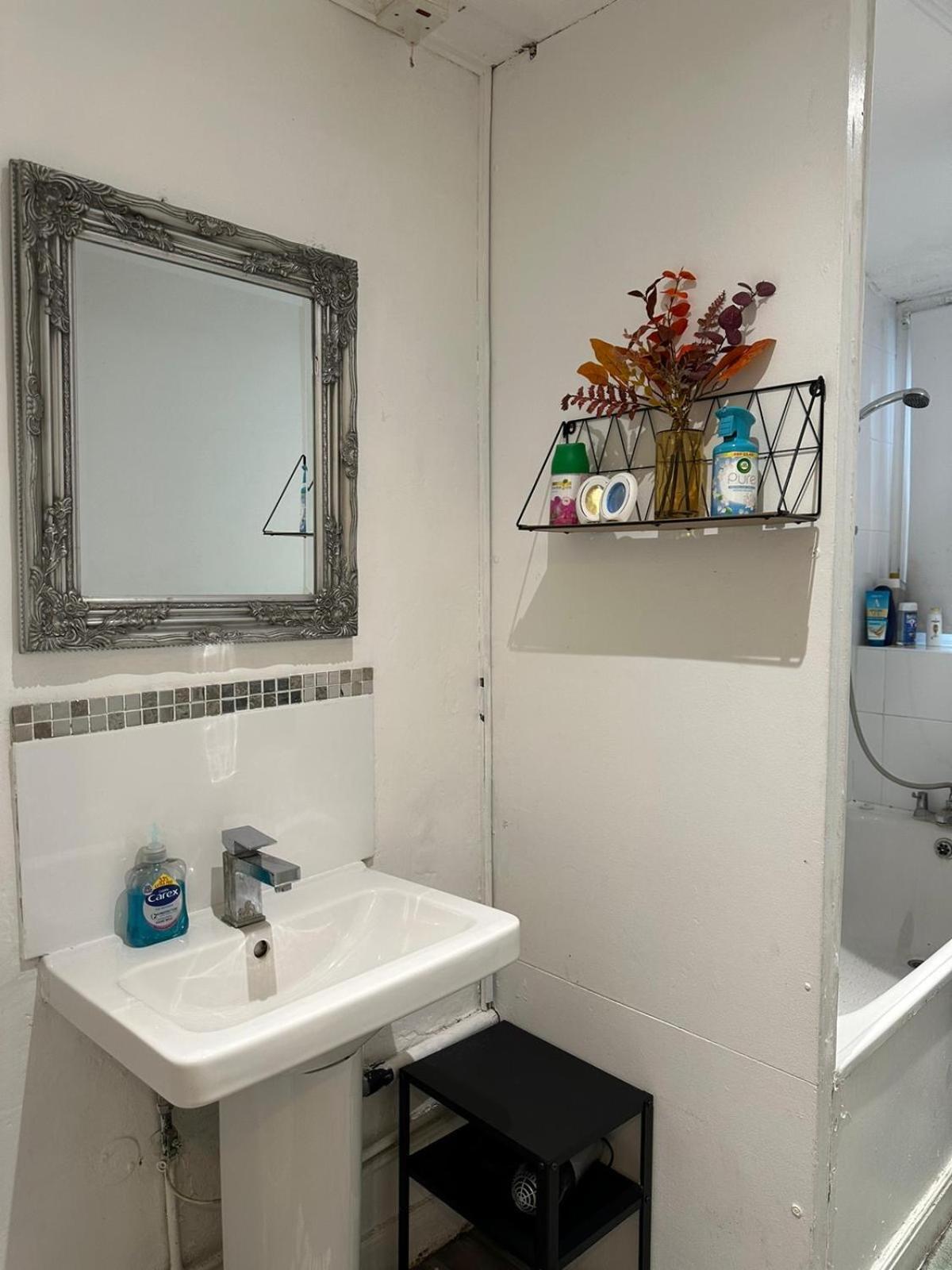 2 Bedroom Flat, 2 Minutes Walk To Bethnalgreen Station, Central Лондон Екстериор снимка