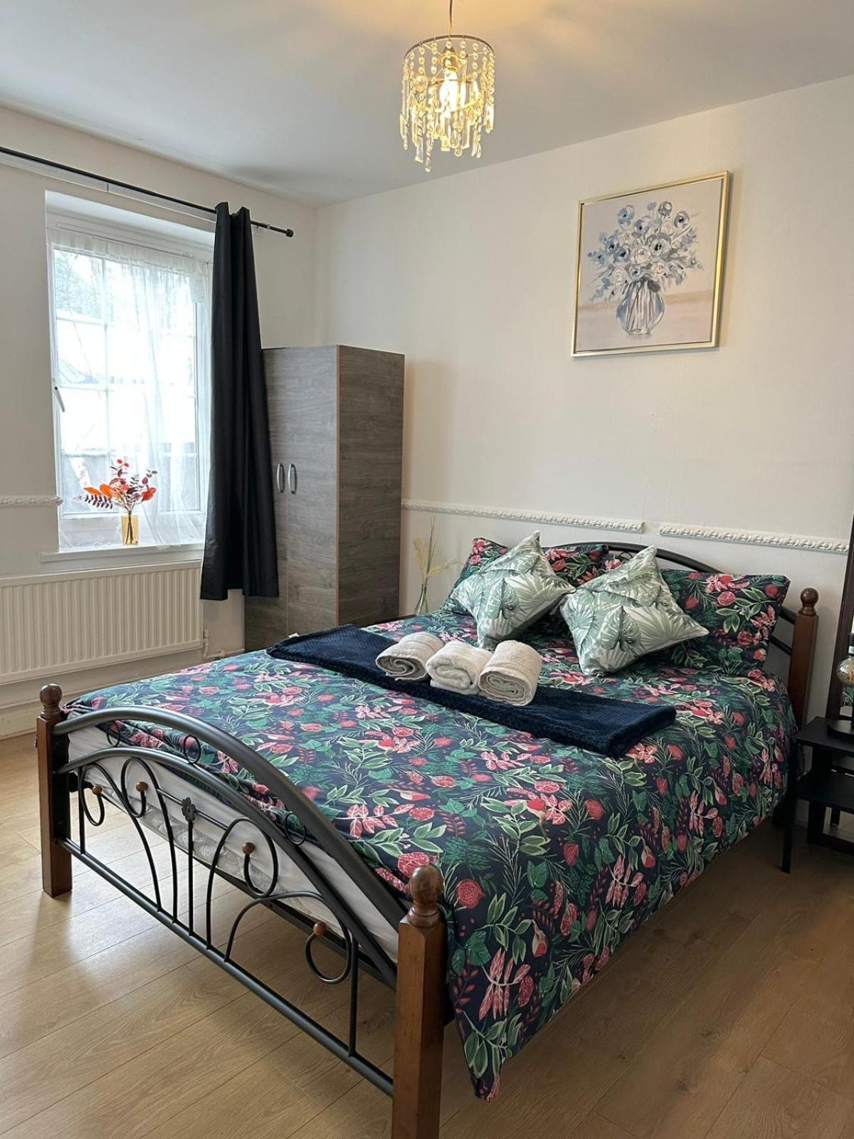 2 Bedroom Flat, 2 Minutes Walk To Bethnalgreen Station, Central Лондон Екстериор снимка
